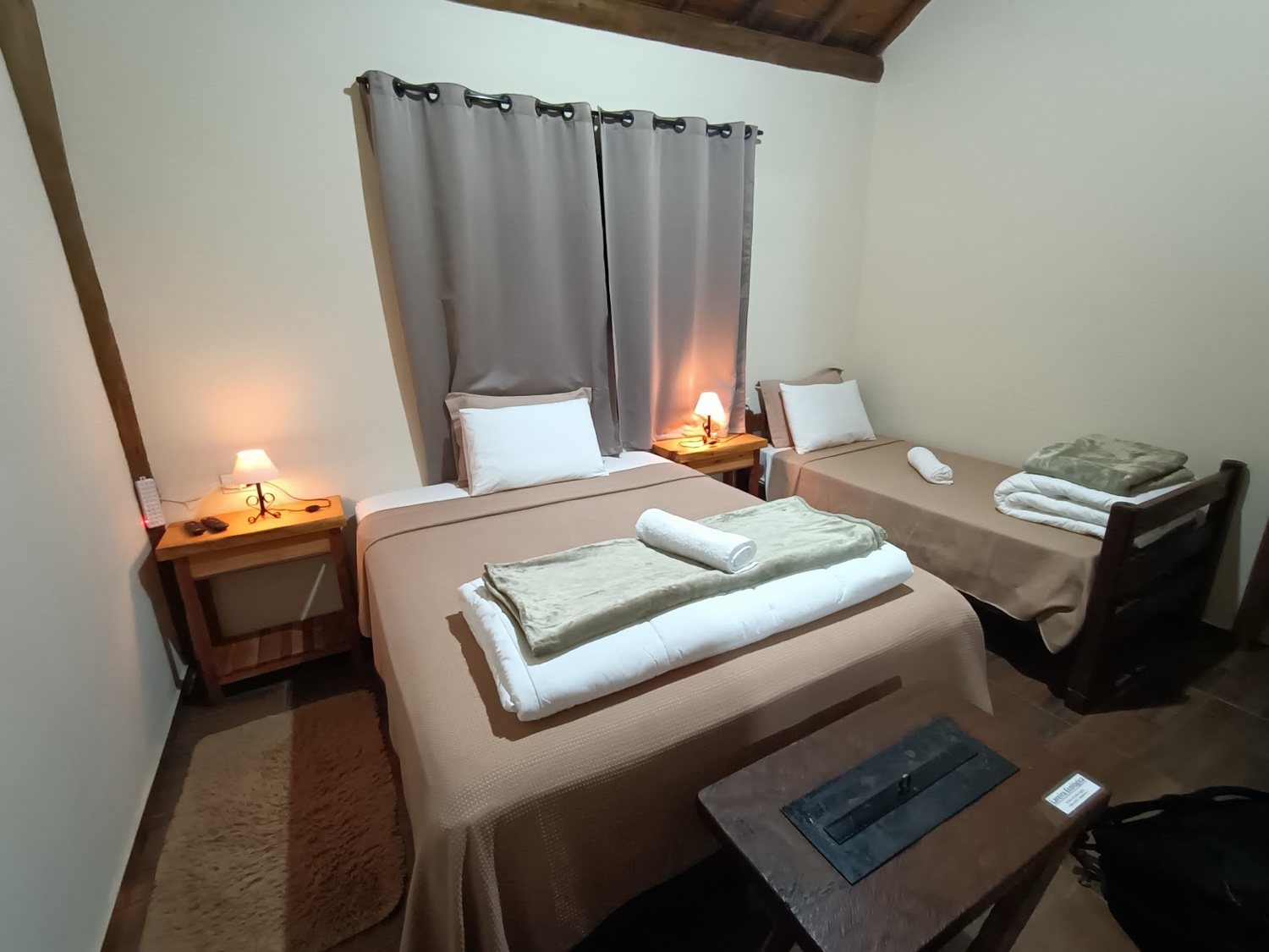 Quarto amplo com cama de casal e de solteiro