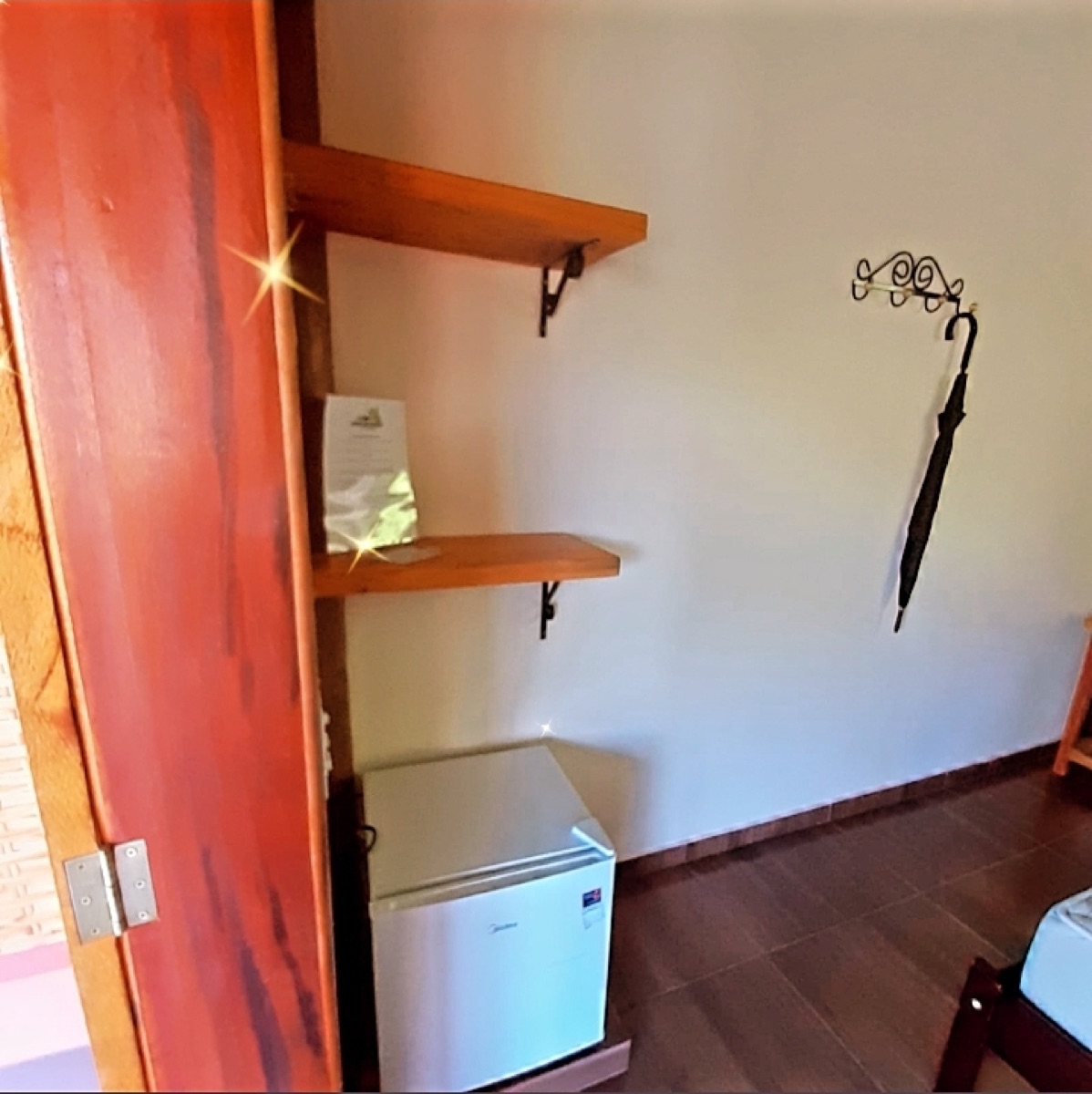 Frigobar e prateleiras no quarto do chalé